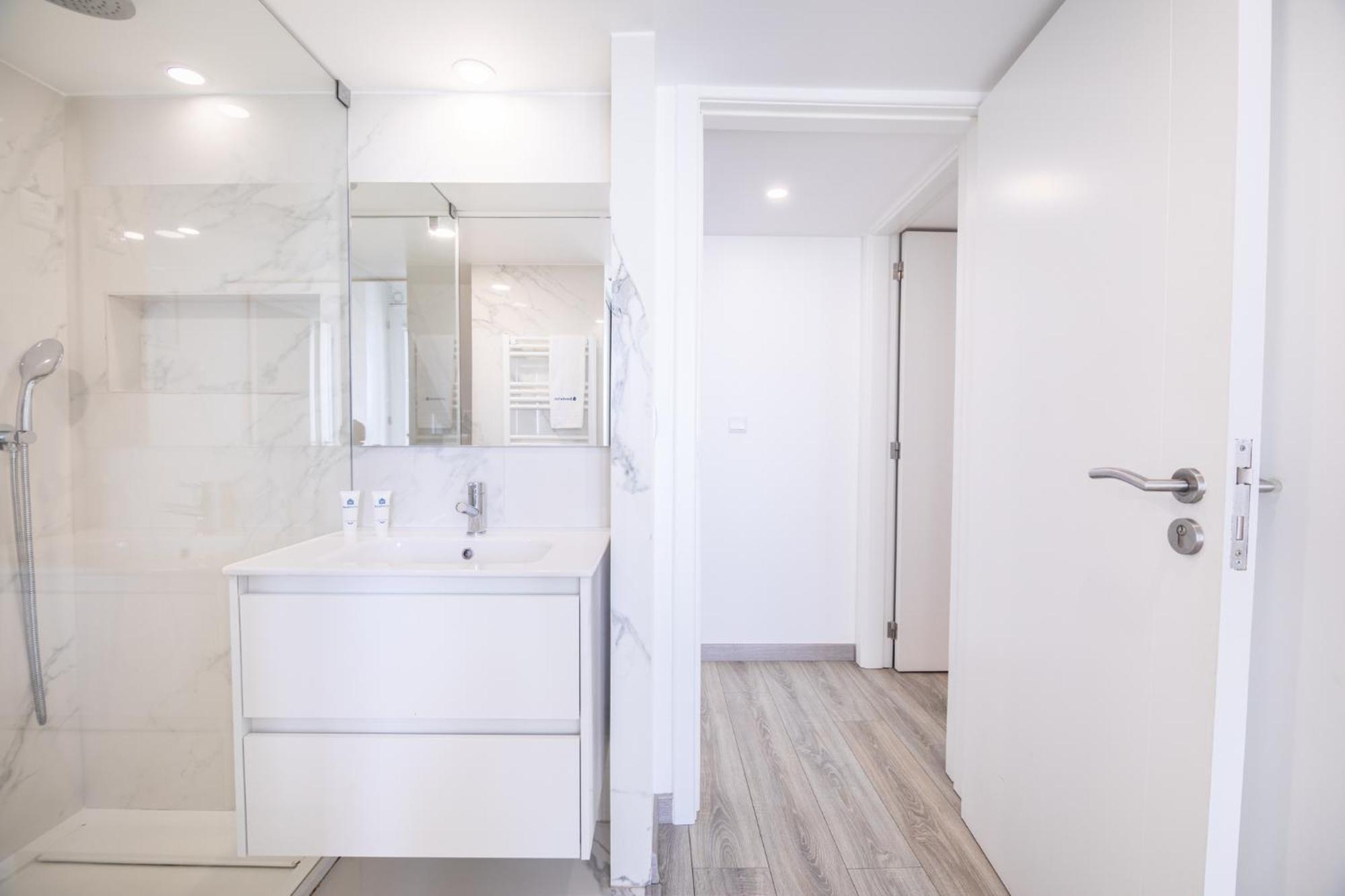 Appartamento Deluxe Spacious Flats W Mezzanine By Host Wise OOporto Esterno foto